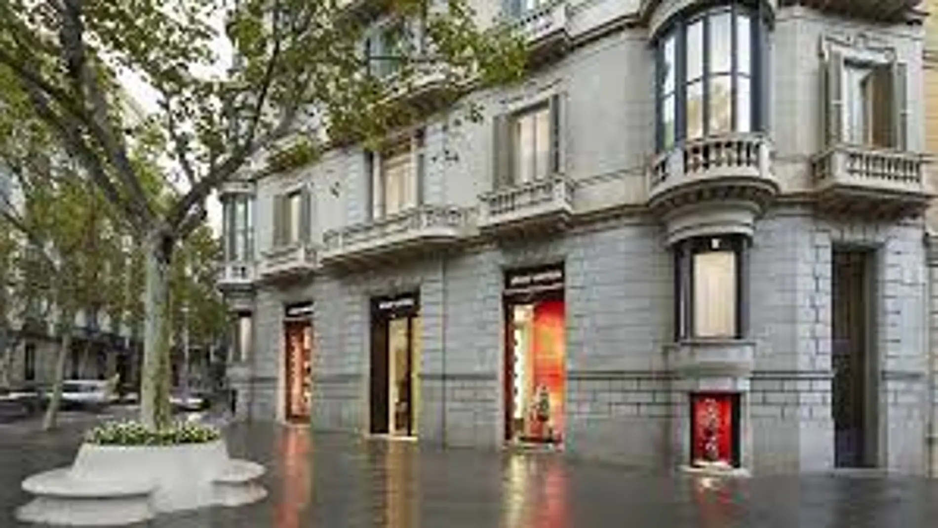 Una vía con comercios