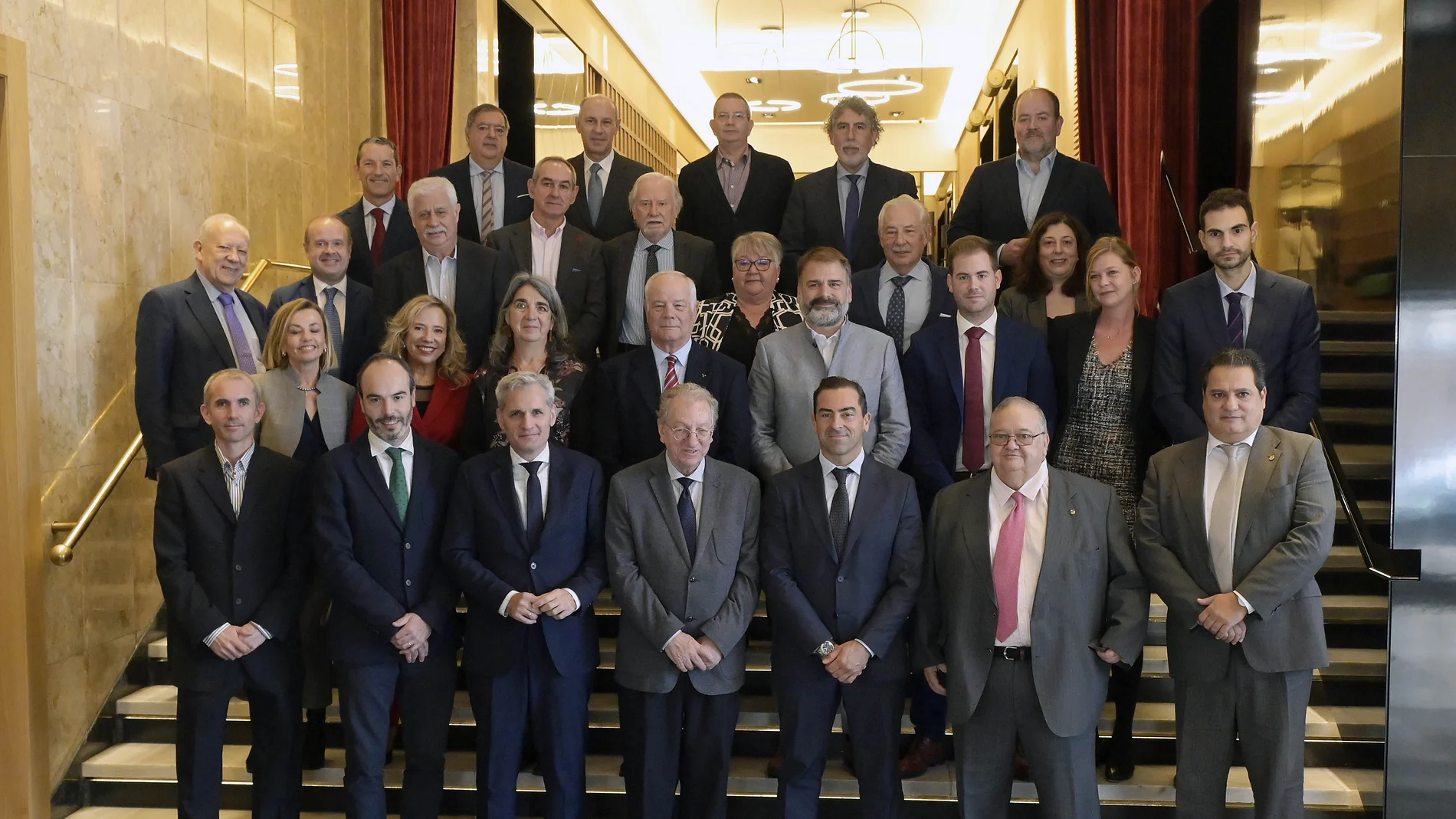 El director general de Energía y Minas de la Junta de Castilla y León, Alfonso Arroyo González, con el decano Ángel Cámara y el subdirector general de Minas, Daniel Torrejón