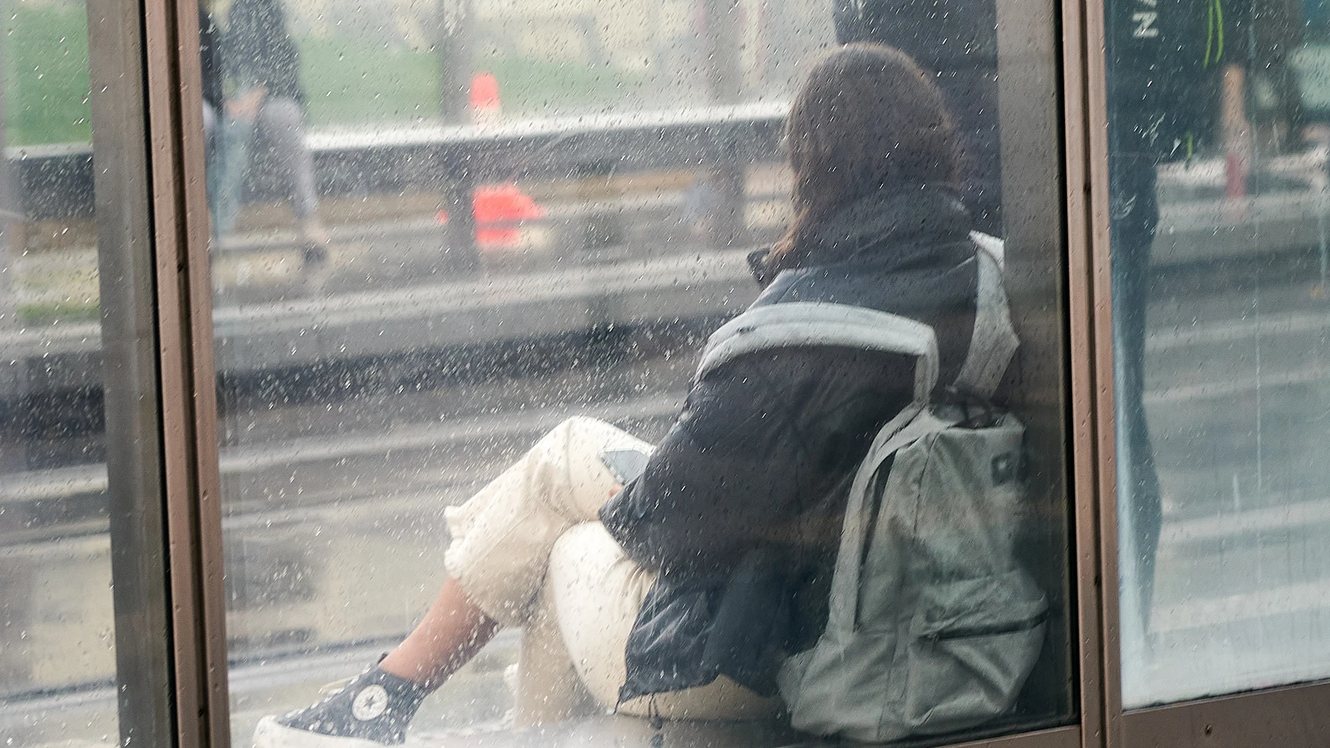 Una joven espera el tranvía en la capital alavesa