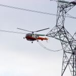 Revisión de una red eléctrica en helicóptero