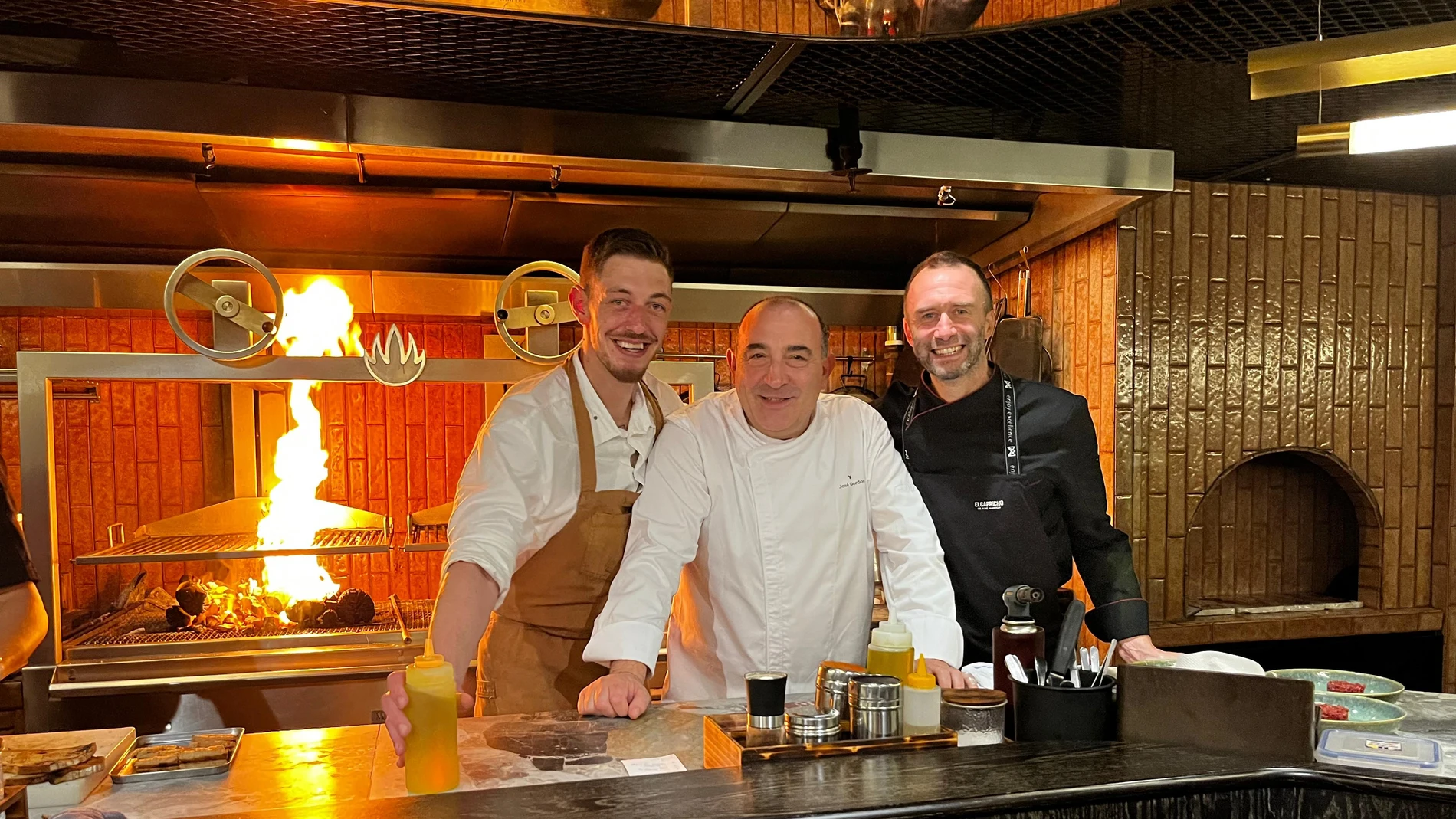 Rodrigo Anel, director comercial y de exportación, José Gordón, maestro asador; y Diego Zárate, responsable de I+D de "El Capricho"
