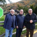 El presidente de la Asociación Española Contra el Cáncer en León, Estanislao de Luis Calabuig (D), junto al miembro del Consejo, Ramón Villan (I), y el alcalde pedáneo de San Facundo (C), Ricardo Vila, durante la presentación de la localidad como ‘Espacio sin humo’