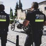 Sucesos.- La Policía Local de Mérida identifica a 15 menores cuando realizaban pintadas en el Colegio Salesianos