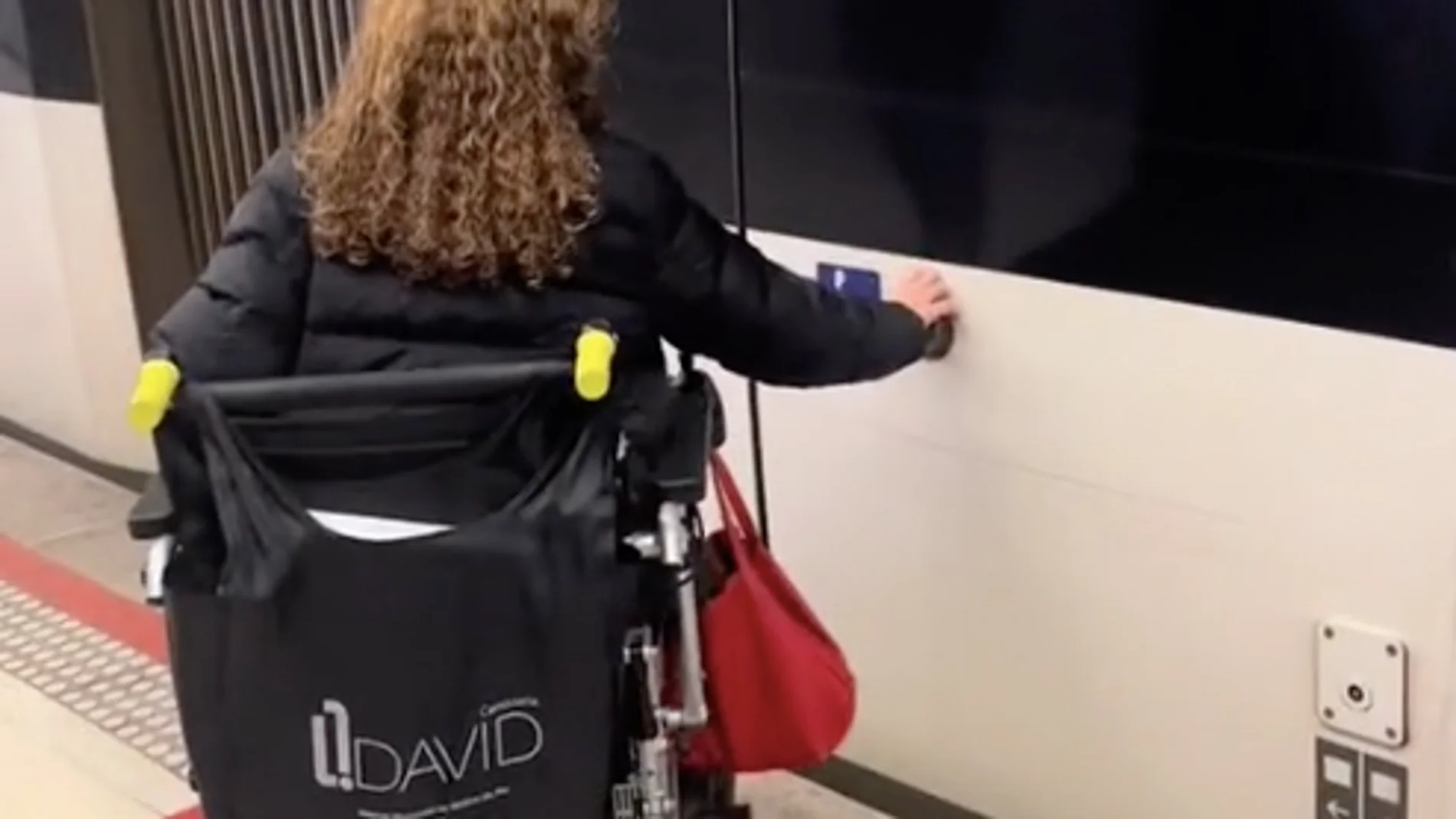 Una mujer discapacitada denuncia la falta de ayuda en el metro de Bilbao