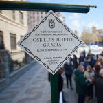 Placa en recuerdo al teniente coronel asesinado que ha sido arrancado.