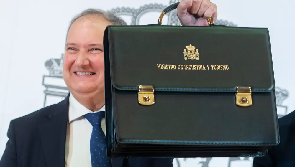 Héctor Gómez entrega sus carteras de Industria y Turismo a Jordi Hereu