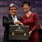 Elma Saiz recibe la cartera de Seguridad Social