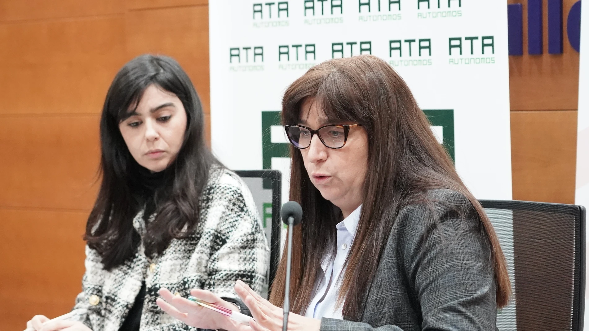 La presidenta de ATA (Asociación de Trabajadores Autónomos) Castilla y León, Leticia Mingueza, y la vicepresidenta de ATA, Elena Melgar, presentan los principales datos de las ayudas de Kit Digital entre el colectivo de autónomos hasta el momento, con datos de la Comunidad
