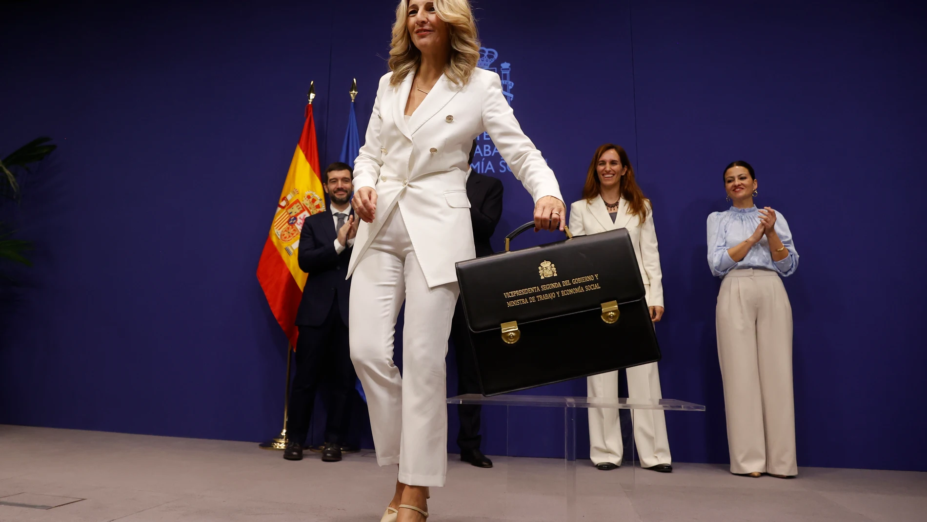 MADRID, 21/11/2023.- Yolanda Díaz (c), realiza la toma posesión de su cartera como vicepresidenta segunda del Gobierno y ministra de Trabajo y Economía Social, acompañada por los nuevos ministros de la coalición Sumar (de izq a der) el nuevo responsable de Derechos Sociales, Consumo y Agenda 2030, Pablo Bustinduy; el responsable de Cultura, Ernest Urtasun; la nueva responsable de Sanidad, Mónica García y la nueva ministra de Infancia y Juventud, Sira Rego, este martes en el Ministerio de Trab...