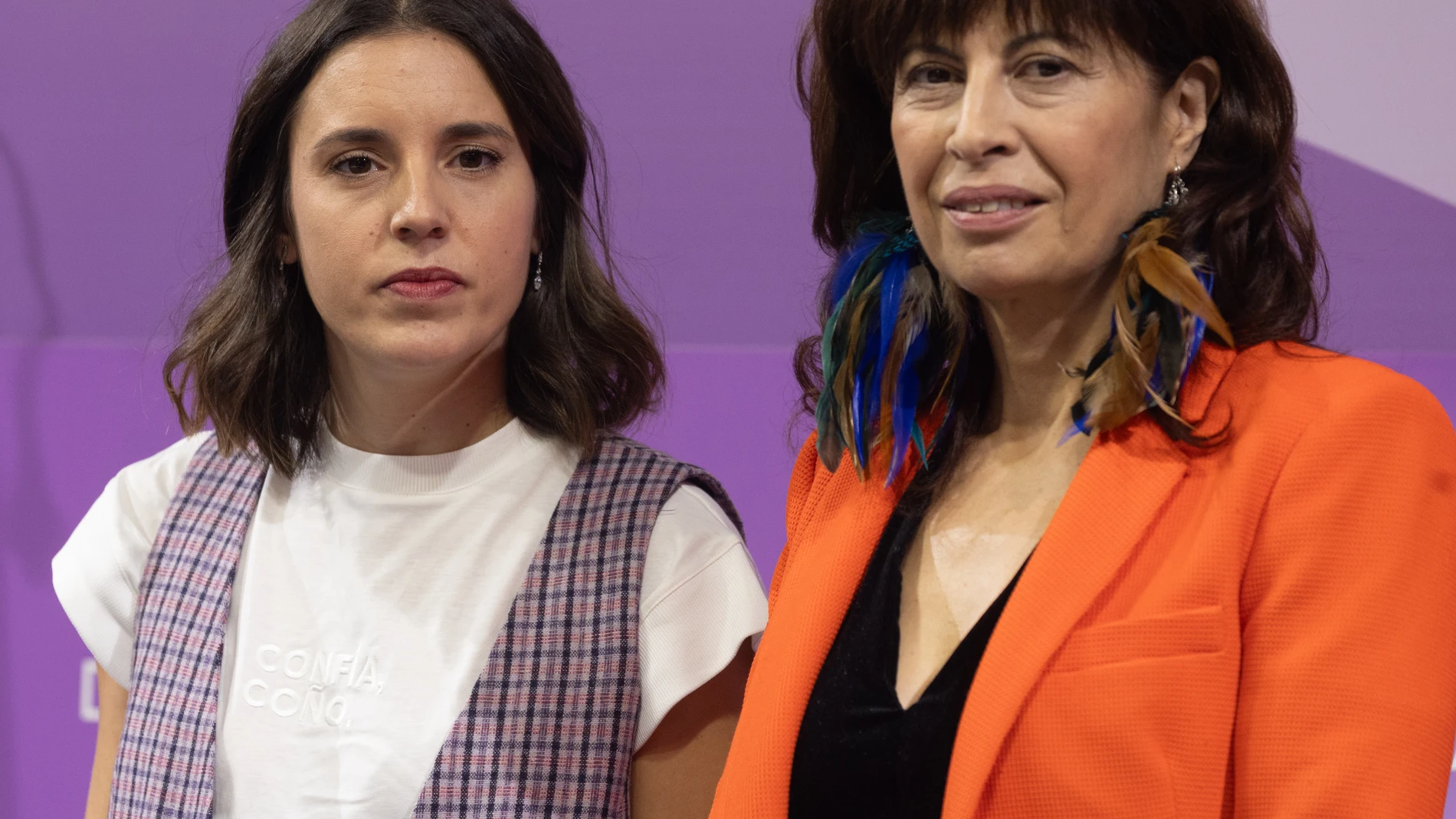 La hasta ahora ministra de Igualdad, Irene Montero (i) y la hasta ahora concejala de Cultura y Turismo en el ayuntamiento de Valladolid, Ana Redondo (d), durante el traspaso de la cartera de Igualdad, en la sede del Ministerio de Igualdad, a 21 de noviembre de 2023, en Madrid (España). En la segunda legislatura del Gobierno de coalición del PSOE, Ana Redondo ha sido nombrada como nueva ministra de Igualdad por el presidente del Gobierno. Hasta las pasadas elecciones municipales del 28 de mayo...