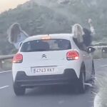Tres jóvenes arriesgan su vida al circular por una carretera con medio cuerpo fuera del coche