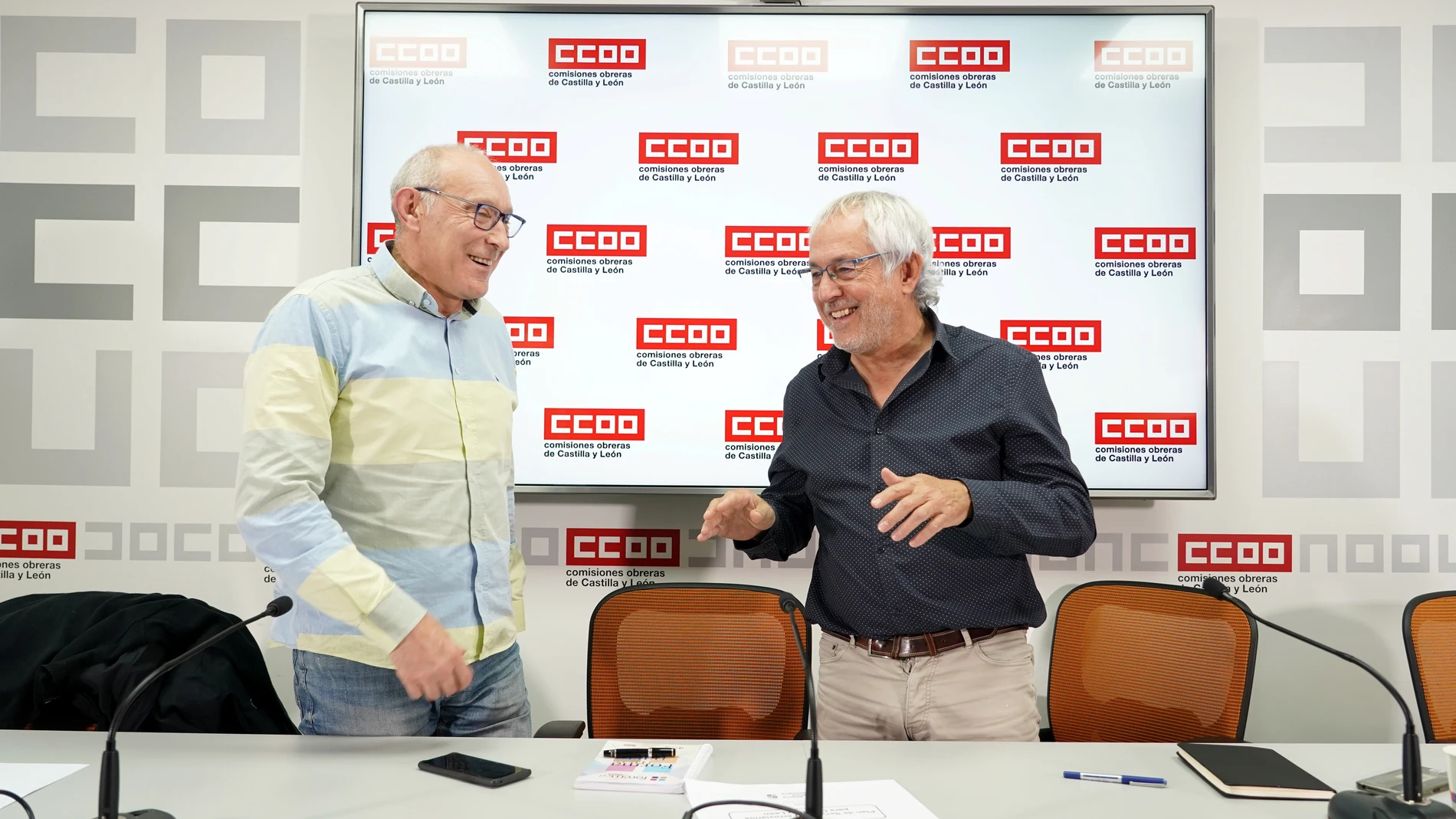 El experto en transportes de CCOO Castilla y León, Carlos Julio López, y Pau Noy, del Secretariado del la Alianza Ibérica por el Ferrocarril, presentan el plan de servicios ferroviarios de Castilla y León.