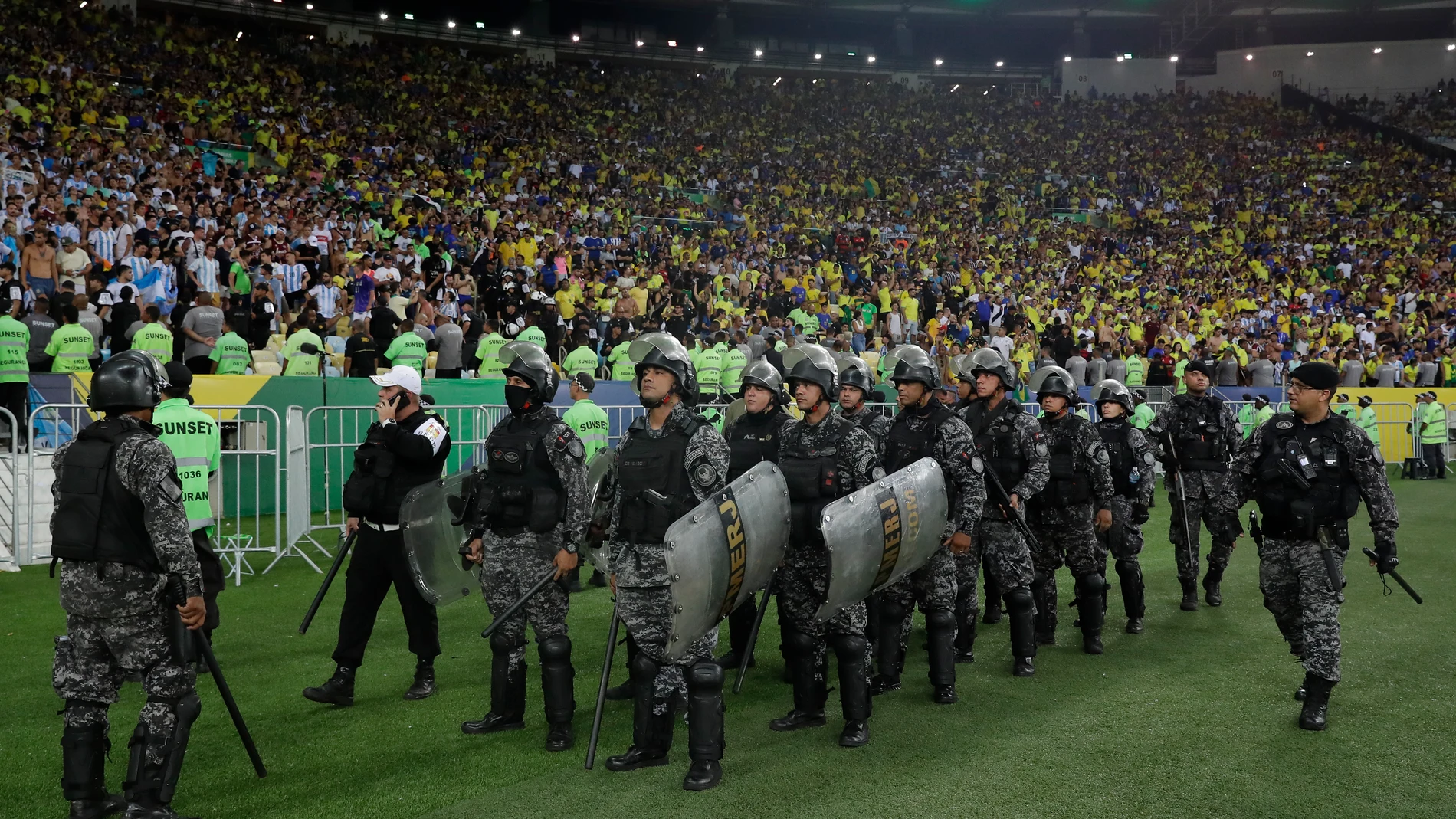 AMDEP3569. RÍO DE JANEIRO (BRASIL), 21/11/2023.- Integrantes de la policía brasileña forman luego de disturbios entre hinchas de Brasil y de Argentina hoy, en un partido de las eliminatorias para la Copa Mundo de Fútbol de 2026 entre Brasil y Argentina en el estadio Maracaná en Río de Janeiro (Brasil). EFE/ Andre Coelho