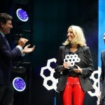El consejero Carlos Fernández Carriedo y Félix Cano entrega el premio a María Helena Antolín