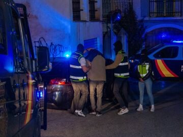 Efectivos de la Polic&iacute;a Nacional registran este martes una vivienda del centro de Lanjar&oacute;n (Granada) junto a uno de los dos detenidos en este municipio por su presunta relaci&oacute;n con el atentado contra el cofundador de Vox y exdirigente del PP, Alejo Vidal-Quadras, el pasado 9 de noviembre.
