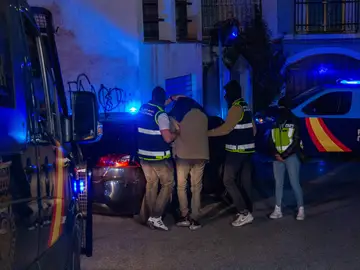 Efectivos de la Policía Nacional registran este martes una vivienda del centro de Lanjarón (Granada) junto a uno de los dos detenidos en este municipio por su presunta relación con el atentado contra el cofundador de Vox y exdirigente del PP, Alejo Vidal-Quadras, el pasado 9 de noviembre. Efectivos de la Policía Nacional registran este martes una vivienda del centro de Lanjarón (Granada) junto a uno de los dos detenidos en este municipio por su presunta relación con el atentado contra el cofundador de Vox y exdirigente del PP, Alejo Vidal-Quadras, el pasado 9 de noviembre.