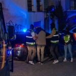 Efectivos de la Policía Nacional registran este martes una vivienda del centro de Lanjarón (Granada) junto a uno de los dos detenidos en este municipio por su presunta relación con el atentado contra el cofundador de Vox y exdirigente del PP, Alejo Vidal-Quadras, el pasado 9 de noviembre.