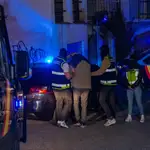 Efectivos de la Policía Nacional registran este martes una vivienda del centro de Lanjarón (Granada) junto a uno de los dos detenidos en este municipio por su presunta relación con el atentado contra el cofundador de Vox y exdirigente del PP, Alejo Vidal-Quadras, el pasado 9 de noviembre.