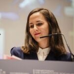La hasta ahora ministra de Derechos Sociales y Agenda 2030, Ione Belarra, interviene durante el acto de traspaso de su cartera al exdiputado Pablo Bustunduy, en la sede del Ministerio de Derechos Sociales, Ministerio de Derechos Sociales, a 21 de noviembre de 2023, en Madrid (España). El exdiputado Pablo Bustunduy, regresa a la política de la mano de Sumar para ocupar el Ministerio de Derechos Sociales tras dejar Podemos en las elecciones europeas de 2019, donde fue un dirigente valorado por la corriente oficialista pese a ser un afín al sector 'errejonista'. Bustinduy se convierte así en una de los 22 ministros integrantes del Gobierno de coalición como una de las cinco carteras correspondientes a Sumar. Además de ministro de Derechos Sociales y Agenda 2030, Bustinduy será el nuevo ministro de Consumo. 21 NOVIEMBRE 2023;MADRID;GOBIERNO DE PEDRO SÁNCYHEZ;PABLO BUSTINDUY;IONE BELARRA Mateo Lanzuela / Europa Press 21/11/2023