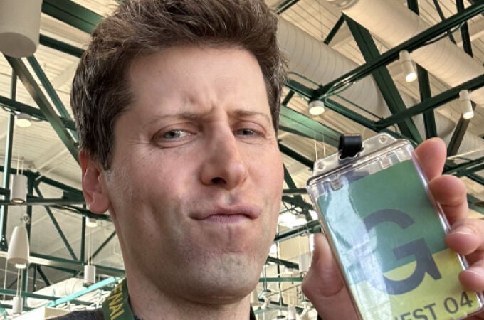Sam Altman visitando las oficinas de OpenAI el pasado domingo tras su despido.