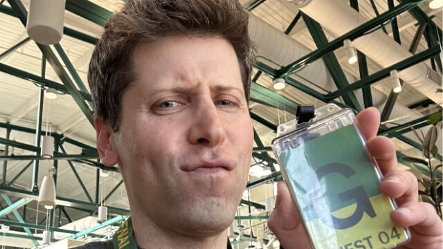 Sam Altman visitando las oficinas de OpenAI el pasado domingo tras su despido.