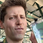 Sam Altman visitando las oficinas de OpenAI el pasado domingo tras su despido.