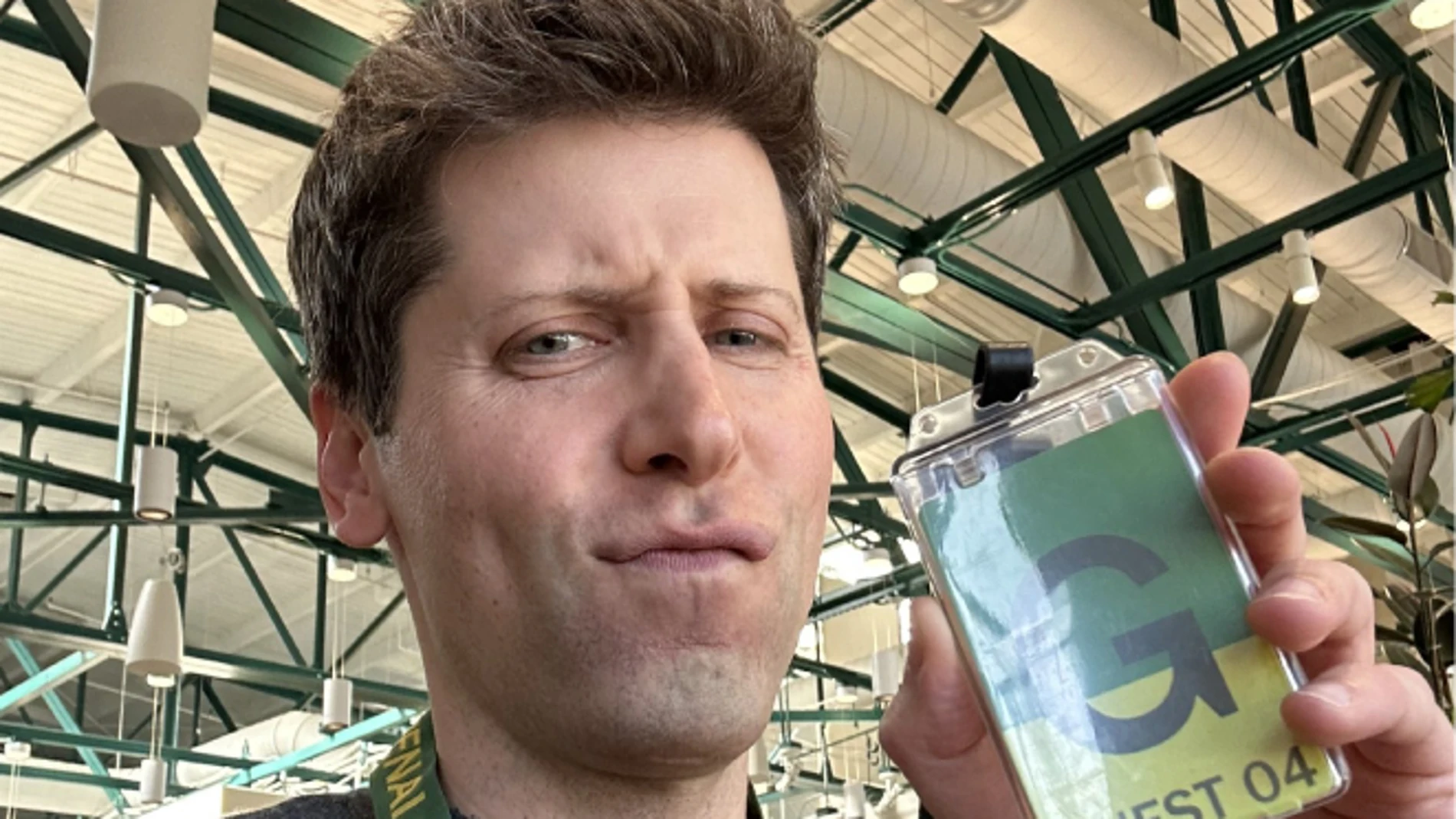 Sam Altman visitando las oficinas de OpenAI el pasado domingo tras su despido.