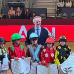 Daniel Entrecanales, presidente del Comité Organizador de la IMHW, con niños jinetes
