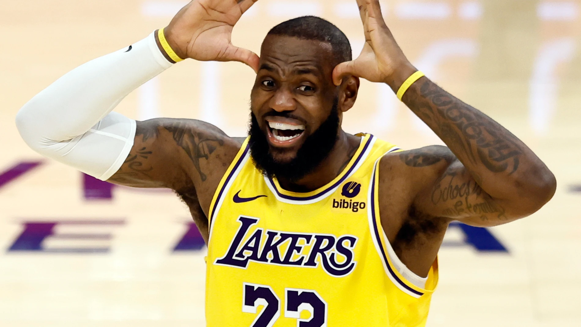 LeBron James ha renovado por dos años más con los Lakers