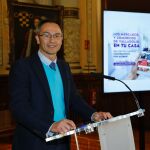 El concejal de Comercio, Mercados y Consumo, Víctor Martín Meléndez, presenta la plataforma