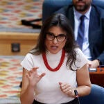 La nueva portavoz de Más Madrid, Manuela Bergerot, se estrena en el Pleno de la Asamblea