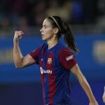 Aitana celebra un gol bajo la mirada de Alexia