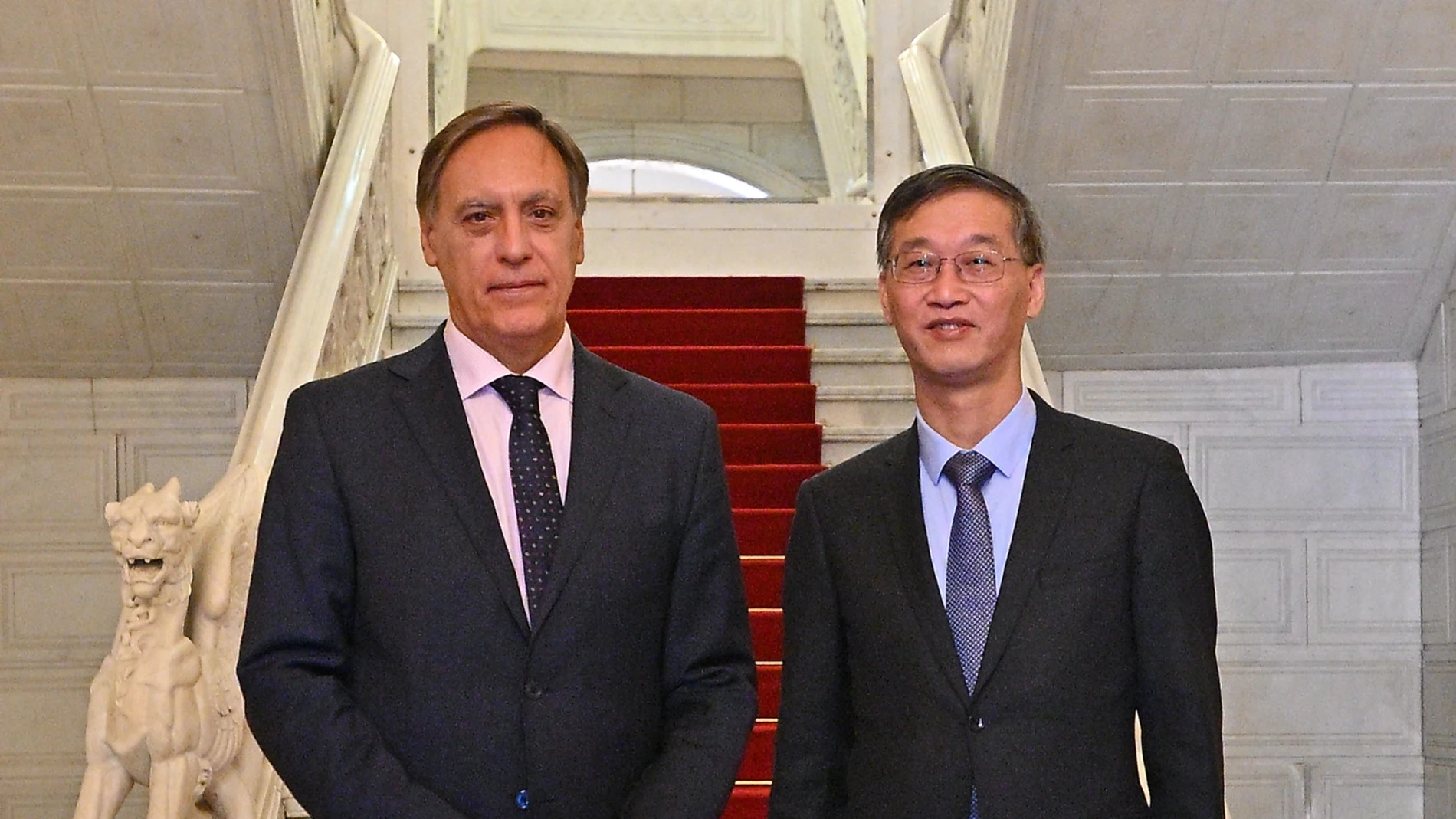 El alcalde de Salamanca, García Carbayo, recibe al embajador de China en España, Yao Jing