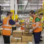ZARAGOZA. 25/04/2023.- Más de 700 trabajadores fijos a jornada completa, más del 40 % mujeres, de 28 nacionalidades y con 40 roles distintos, son con los que ha iniciado el nuevo centro logístico de Amazon en la Plataforma Logística de Zaragoza su actividad, donde espera llegar a mover 3,5 millones de paquetes semanales, aunque la capacidad máxima es de 11,2 y la previsión es alcanzar los mil empleados en tres años. EFE/Javier Cebollada