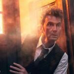 David Tennant vuelve a sacar la cabeza por la puerta de la famosa cabina azul