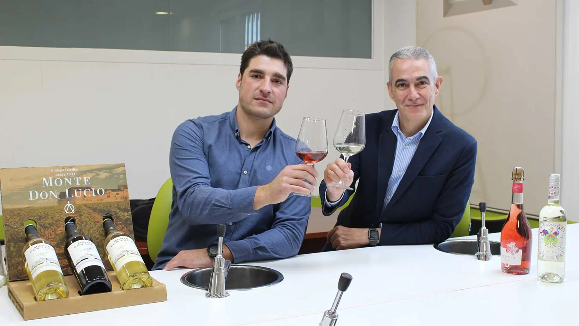 Jesús Huertas Castellanos y Alfonso López Blanco en la sala de catas de