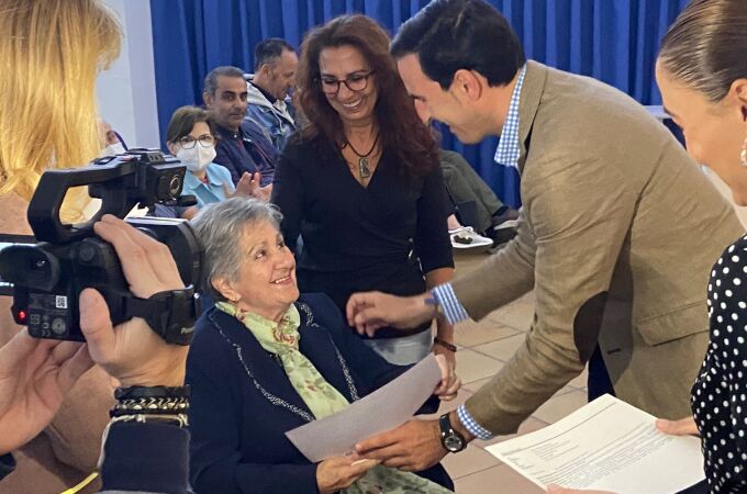 Guzmán Gómez, alcalde de Medina del Campo felicitando a la usuaria del SAD Francisca Sobejano.