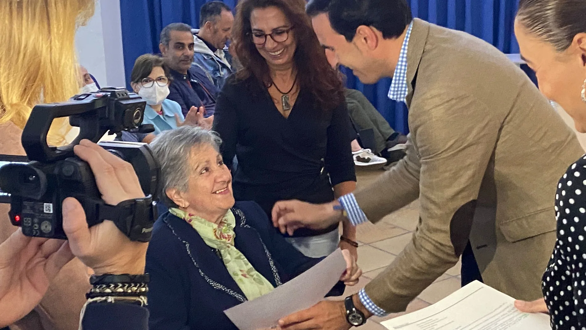 Guzmán Gómez, alcalde de Medina del Campo felicitando a la usuaria del SAD Francisca Sobejano.