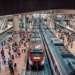 Varias personas en el andén de un tren de cercanías en Madrid
