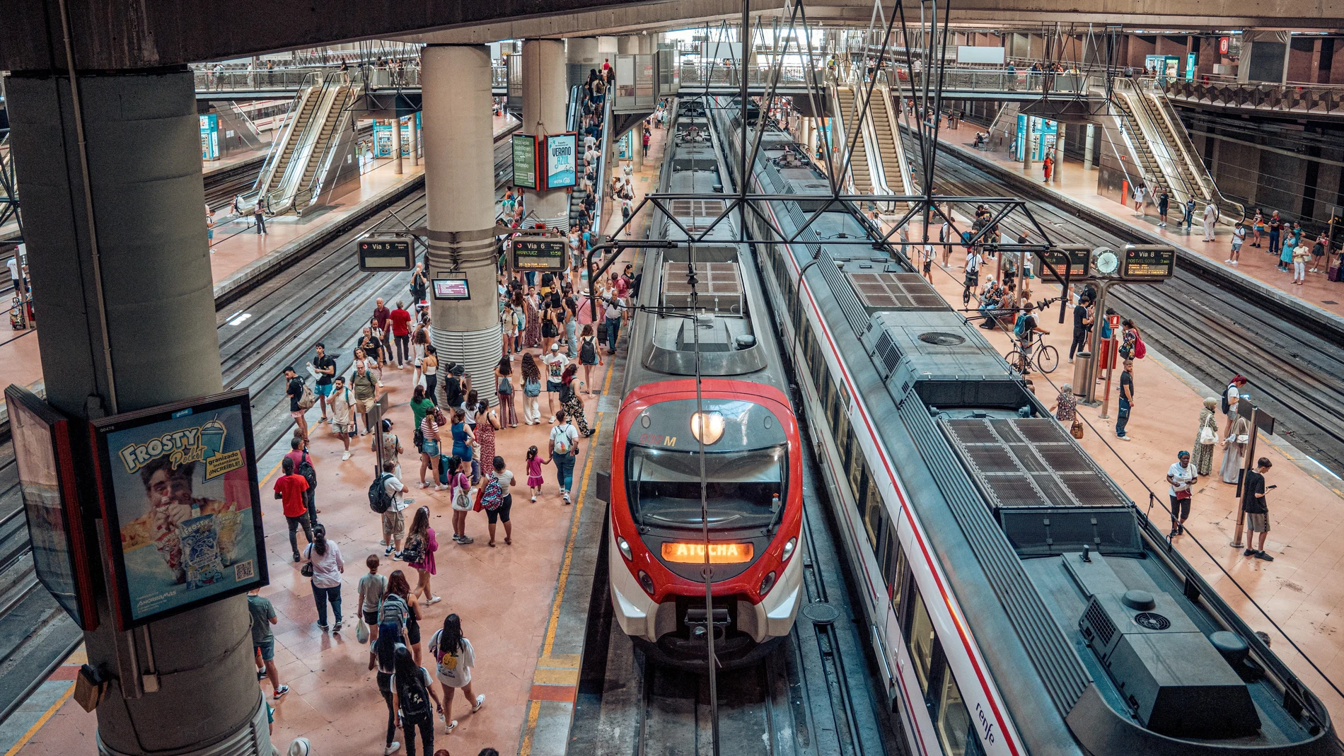 Varias personas en el andén de un tren de cercanías en Madrid