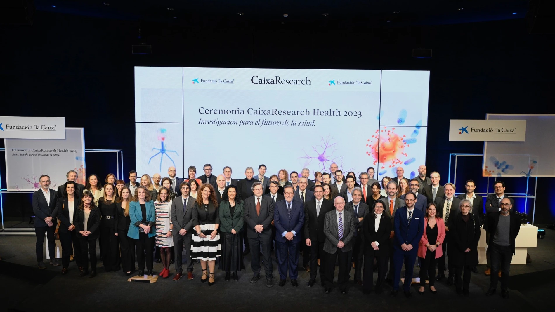 Los investigadores seleccionados junto al director general de la Fundación ”la Caixa”, Antonio Vila Bertrán, y el presidente del Comité Científico de la Fundación Luzón, Màrius Rubiralta