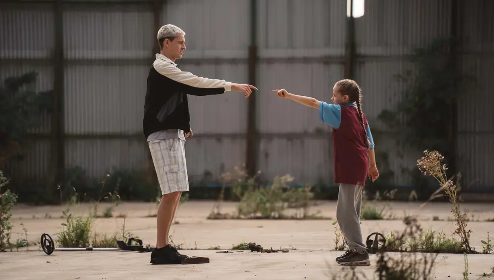 Harris Dickinson (izda.) y Lola Campbell en "Scrapper"