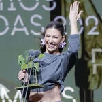 Úrsula Corberó con su premio Ondas