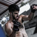 Javier Cabrera tiene 24 años y comenzó a practicar este deporte a los 17, tras iniciarse en otras artes marciales como muai thai