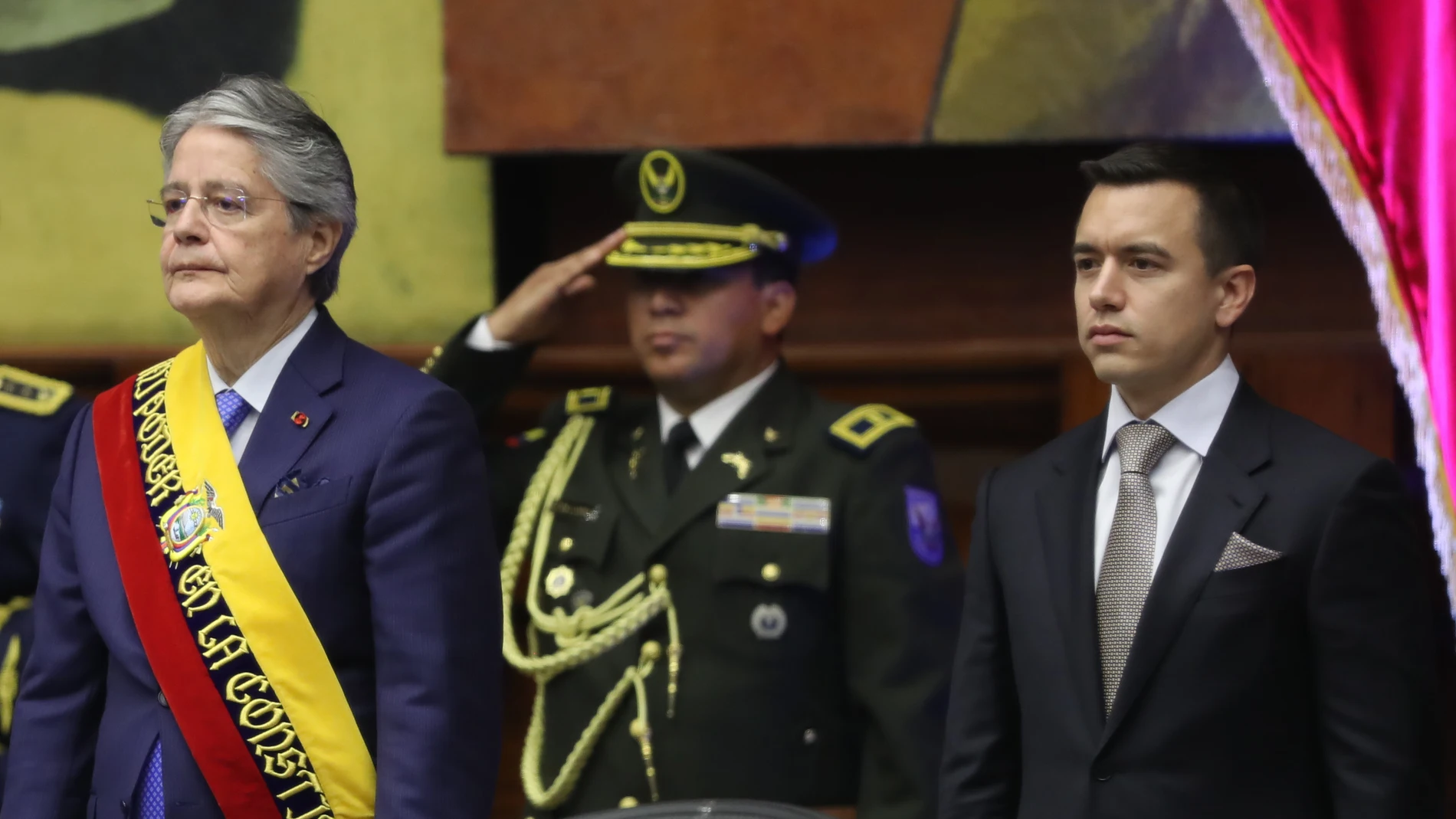 AME9097.QUITO (ECUADOR), 23/11/2023.- El saliente presidente de Ecuador, Guillermo Lasso (i) y el entrante, Daniel Noboa, se aprestan para la ceremonia de investidura hoy, al interior de la Asamblea Nacional, en Quito (Ecuador). EFE/ José Jácome