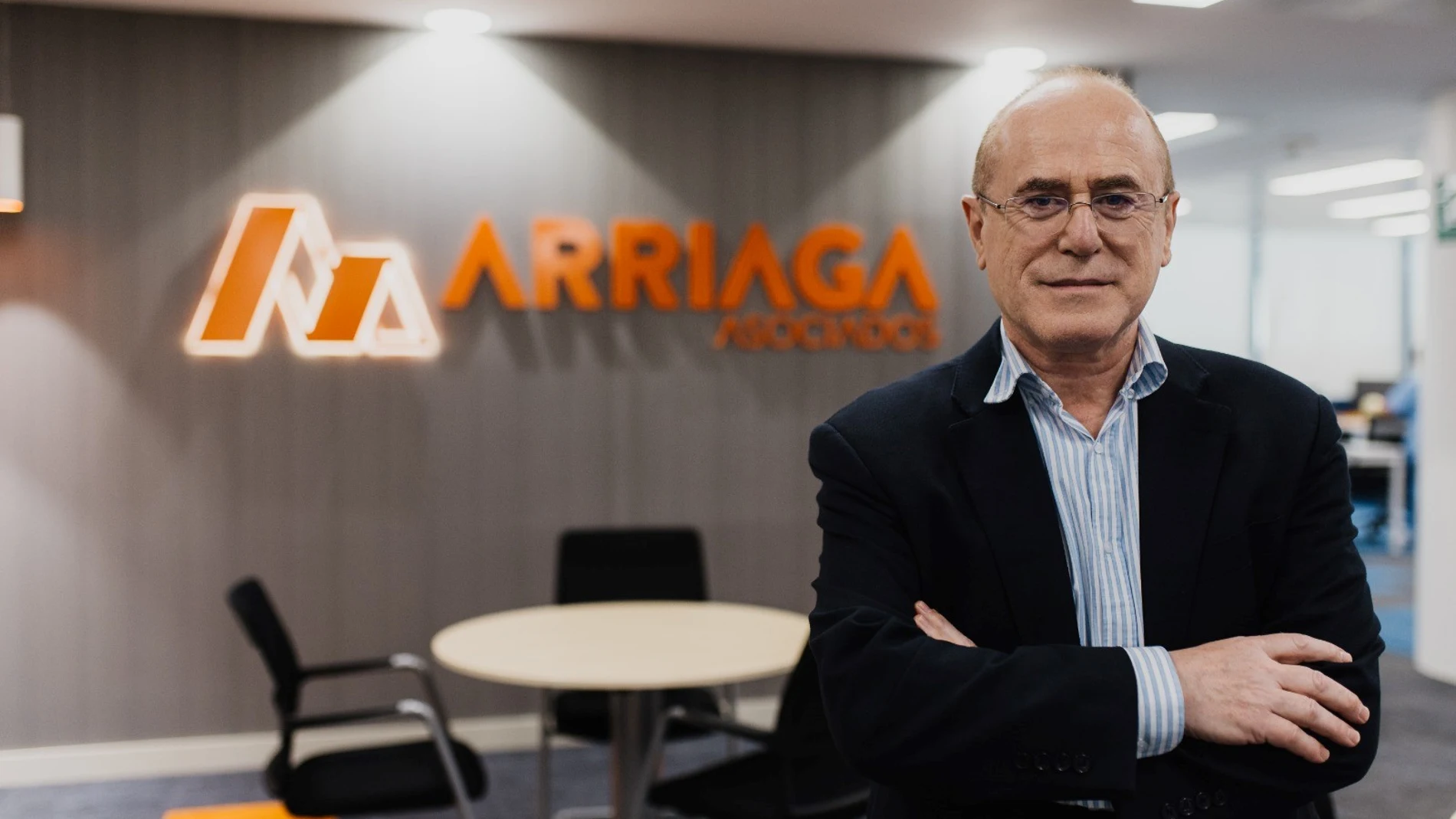 Jesús María Arriaga posa en su despacho