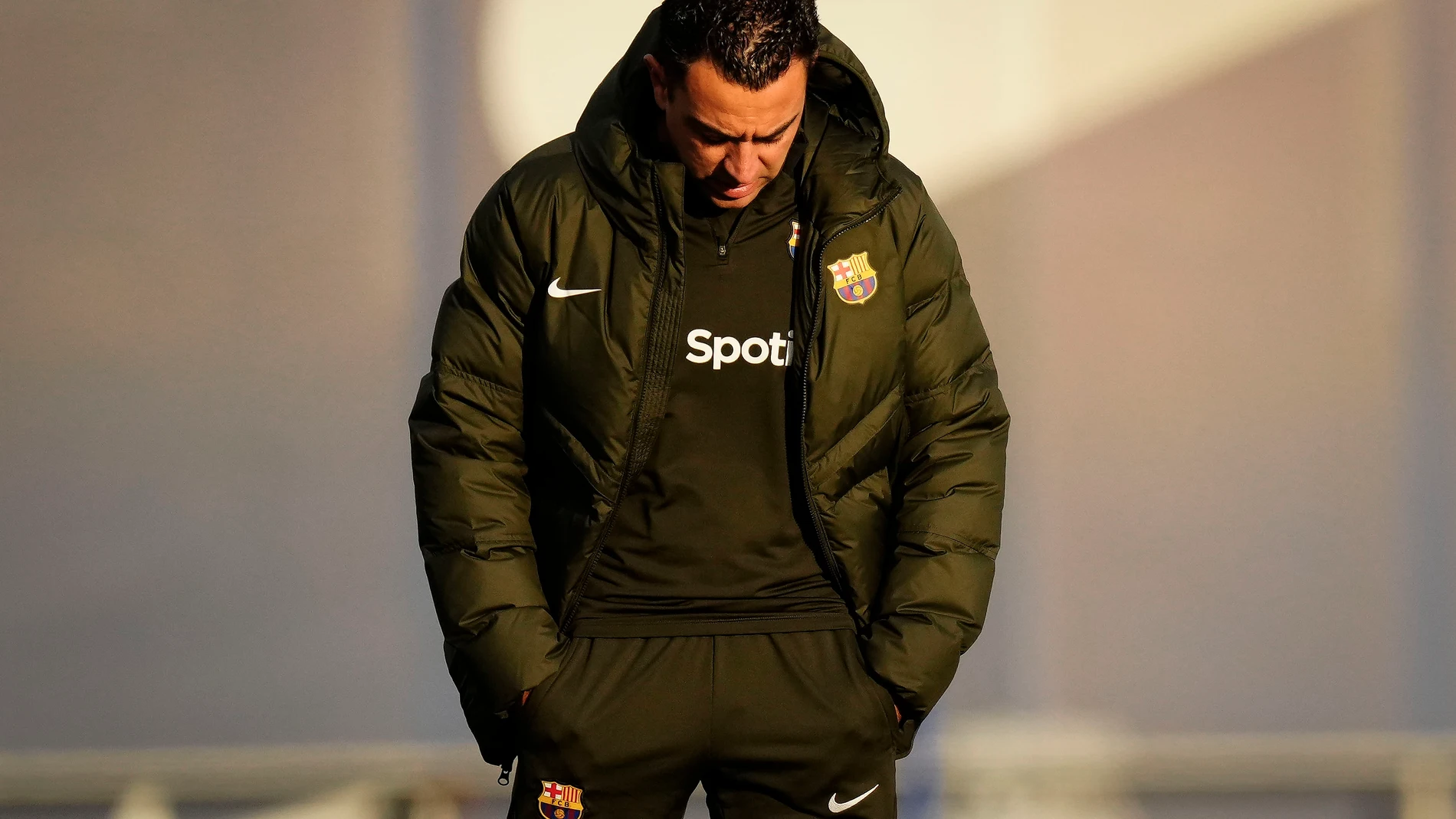 GRAFCAT6730. SANT JOAN DESPÍ (BARCELONA), 24/11/2023.- El entrenador del FCBarcelona, Xavi Hernández, durante el entrenamiento que el equipo azulgrana ha realizado en la ciudad deportiva Joan Gamper para preparar el partido de LaLiga que mañana disputará ante el Rayo Vallecano. EFE/Enric Fontcuberta.