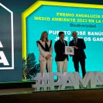 Juan Núñez Insausti, CEO de Cívitas Puerto Banús, y José Carlos García Gómez, Catedrático de Biología Marina de la Facultad de Biología de la US, durante la entrega del premio