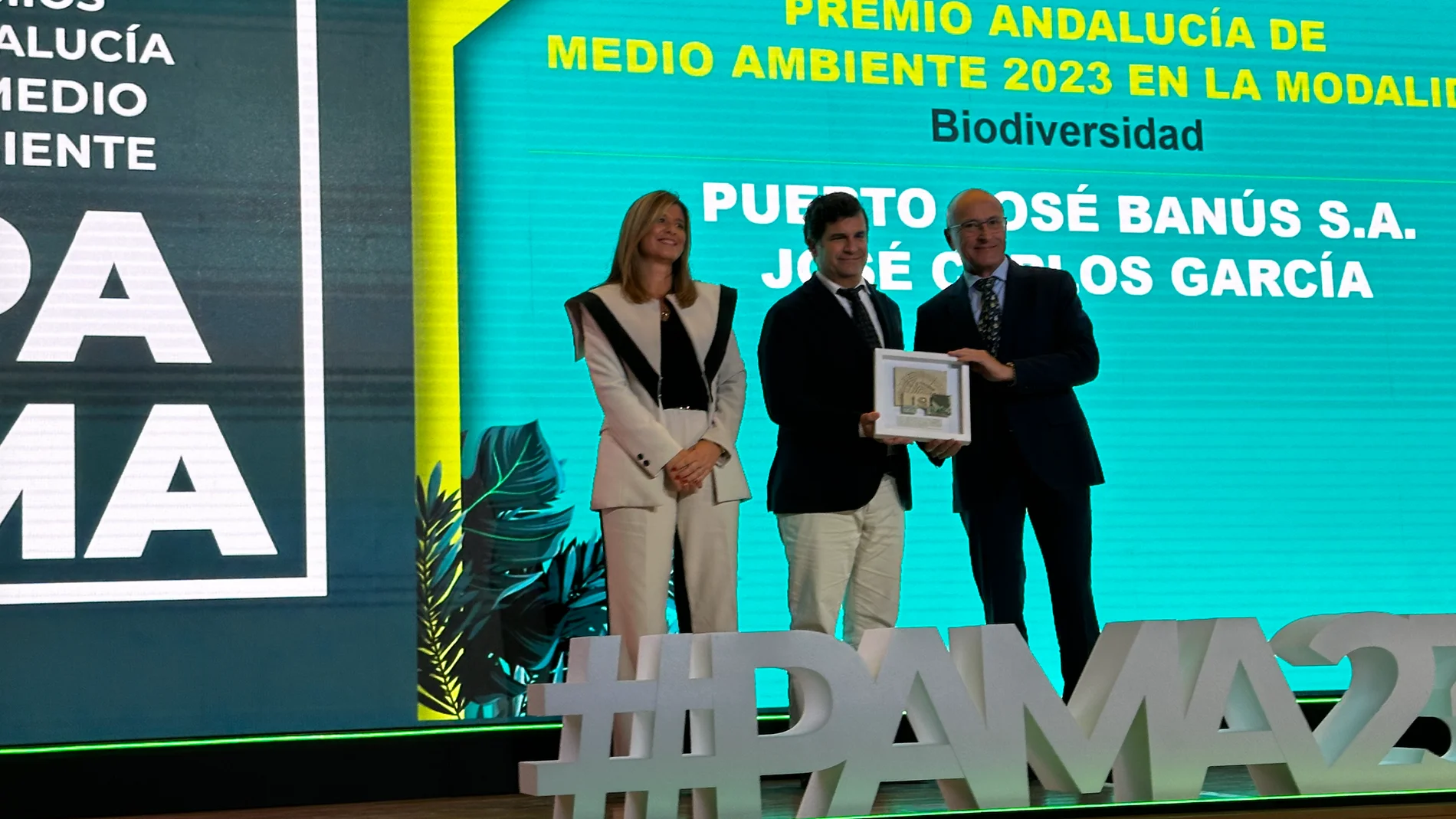 Juan Núñez Insausti, CEO de Cívitas Puerto Banús, y José Carlos García Gómez, Catedrático de Biología Marina de la Facultad de Biología de la US, durante la entrega del premio