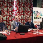 XXVIII Jornada de trabajo del sindicato de veterinarios de León, Sivele-Uscal, que clausura el director general de la Función Pública, Francisco J. Raedo Aparicio (I) con el presidente del sindicato, Manuel Martínez (CI)
